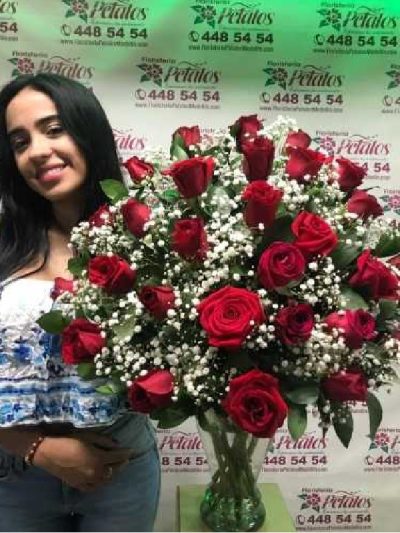 Hermosas rosas color rojo vibrante