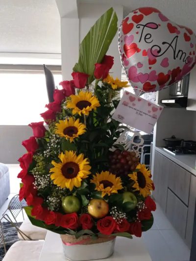 media luna de rosas y girasoles