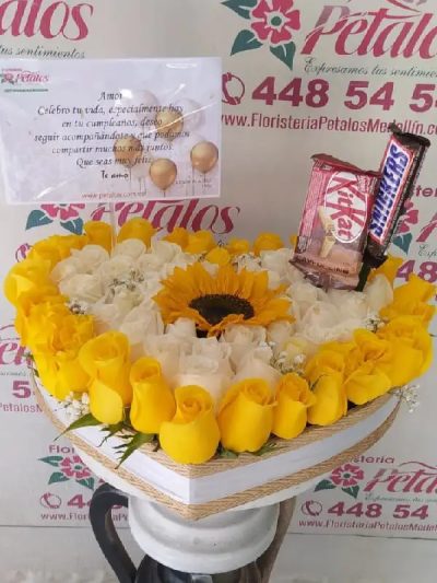 corazón de rosas amarillas y blancas